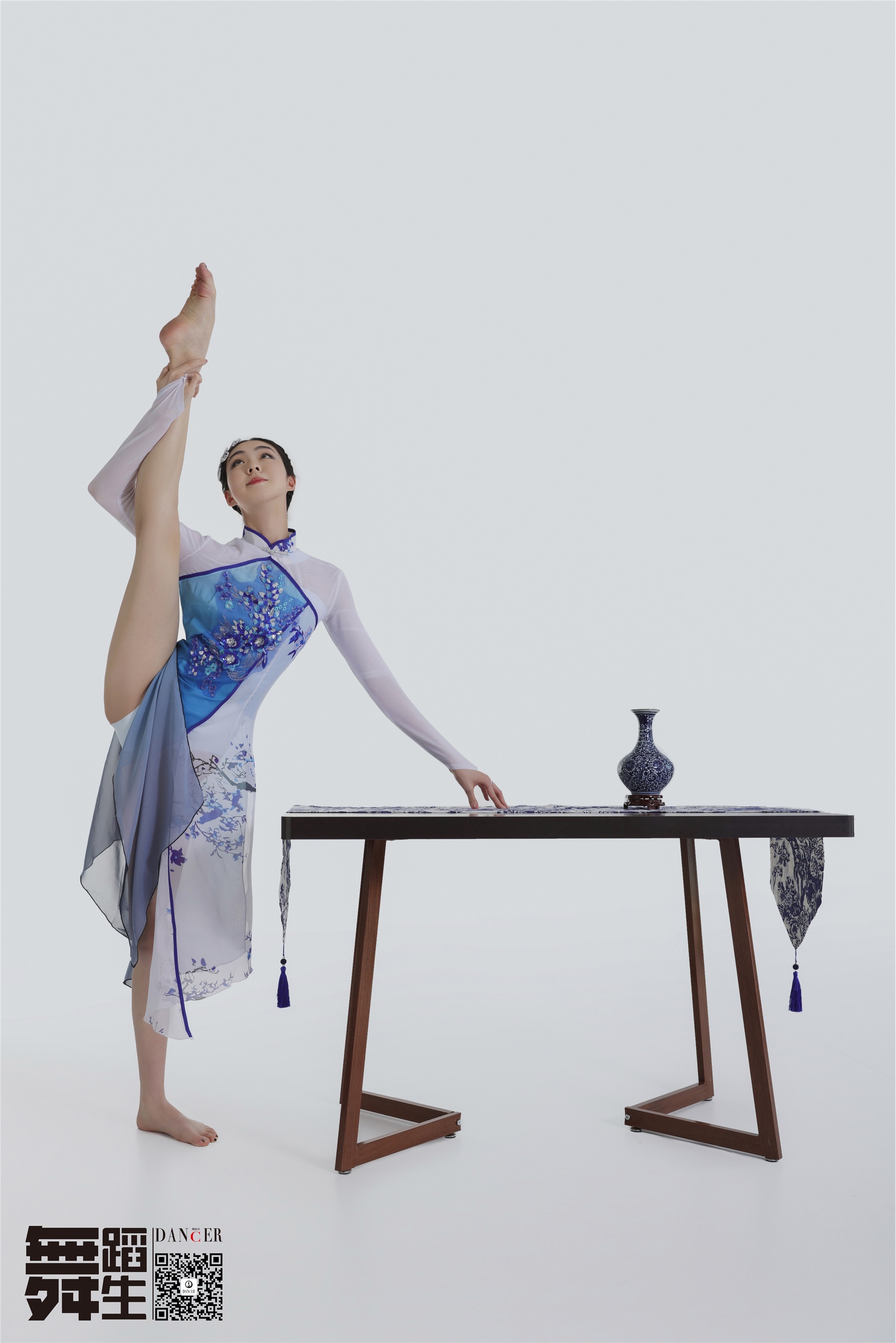 GALLI GALLI Dance Diary 104 - Blue and white porcelain Han Yutong